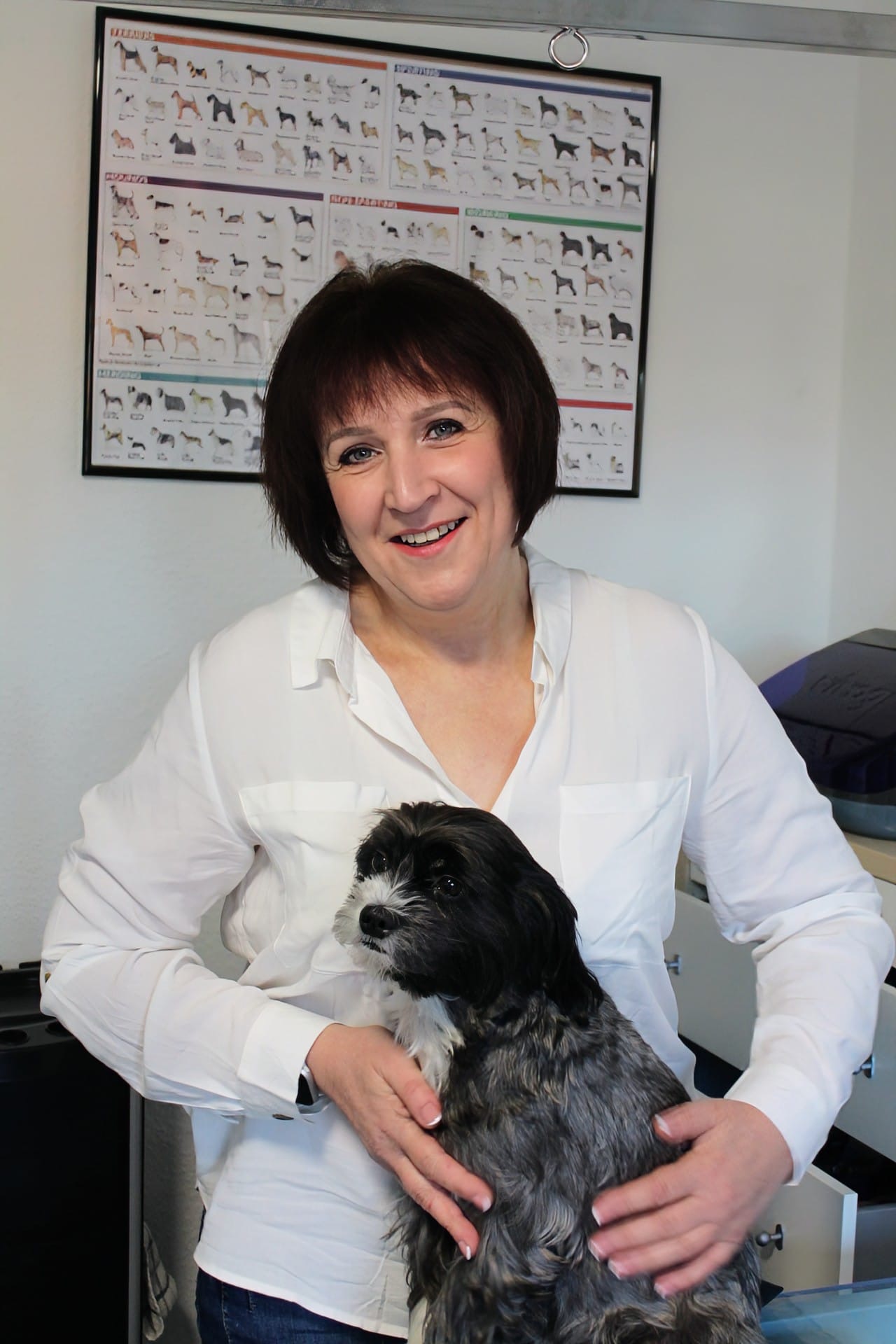 Portrait der Hundefriseurin mit Hund